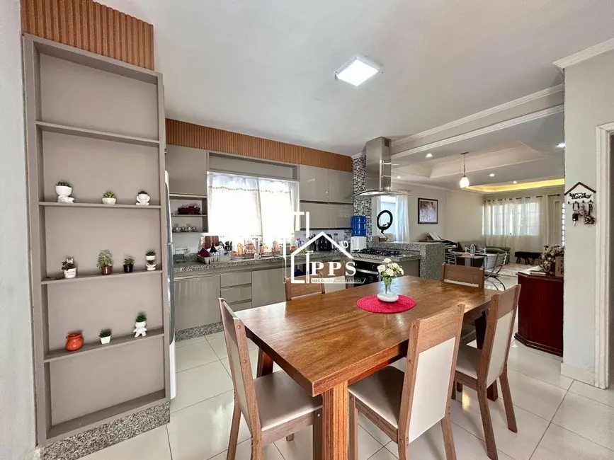 Foto 2 de Casa com 3 quartos à venda, 250m2 em João XXIII, Vinhedo - SP