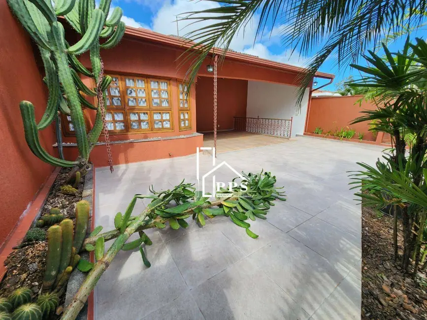 Casa com 3 quartos à venda, 318m2 em Centro, Vinhedo - SP - imagem 1 Foto 1 de Casa com 3 quartos à venda, 318m2 em Centro, Vinhedo - SP
