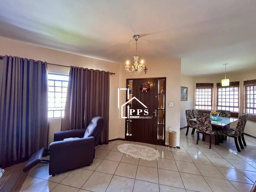 Casa com 4 quartos à venda, 828m2 em João XXIII, Vinhedo - SP - imagem 6 Foto 6 de Casa com 4 quartos à venda, 828m2 em João XXIII, Vinhedo - SP