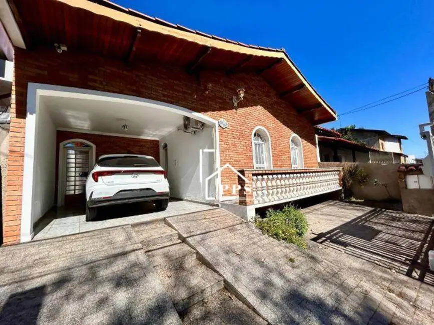 Casa com 3 quartos à venda, 270m2 em Centro, Vinhedo - SP - imagem 1 Foto 1 de Casa com 3 quartos à venda, 270m2 em Centro, Vinhedo - SP