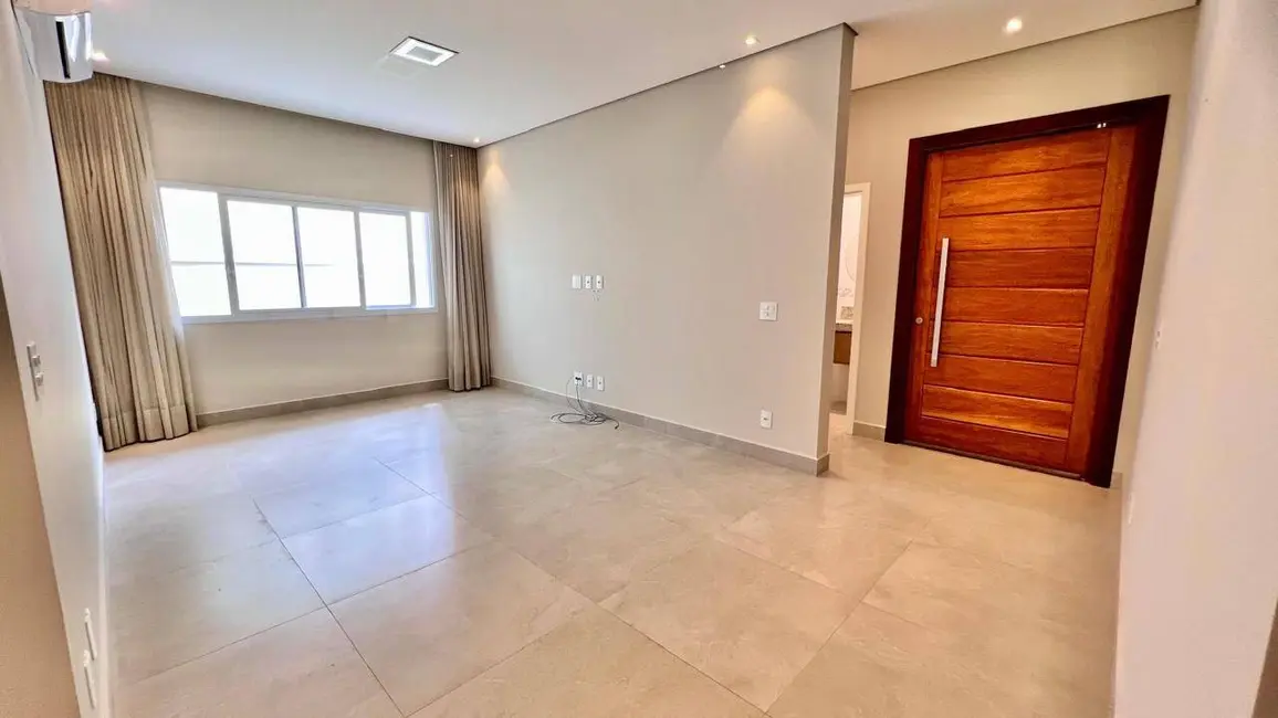 Casa com 3 quartos à venda, 254m2 em Valinhos - SP - imagem 2 Foto 2 de Casa com 3 quartos à venda, 254m2 em Valinhos - SP