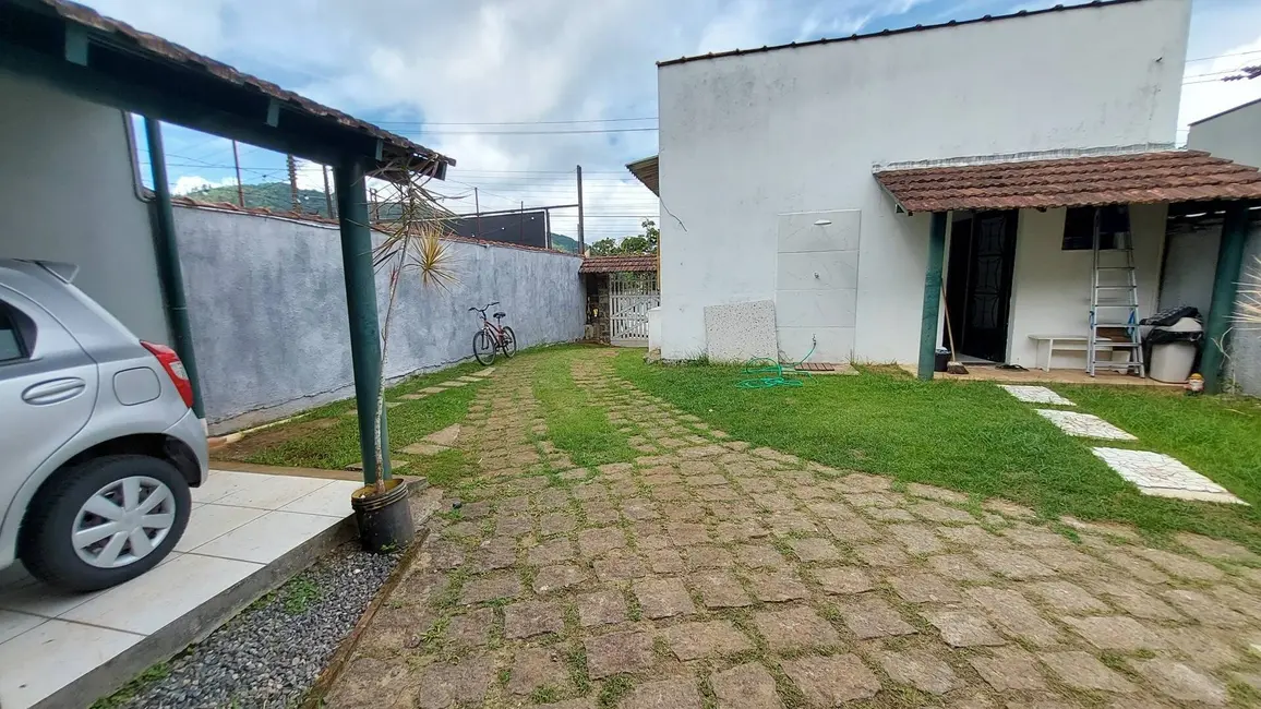 Casa com 4 quartos para alugar, 215m2 em Ubatuba - SP - imagem 4 Foto 4 de Casa com 4 quartos para alugar, 215m2 em Ubatuba - SP
