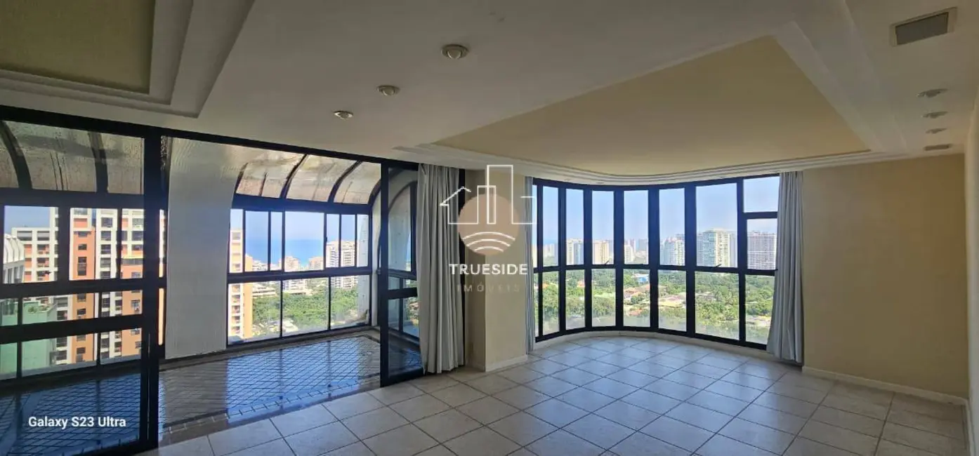 Apartamento com 3 quartos para alugar, 200m2 em Barra da Tijuca, Rio De Janeiro - RJ - imagem 1 Foto 1 de Apartamento com 3 quartos para alugar, 200m2 em Barra da Tijuca, Rio De Janeiro - RJ