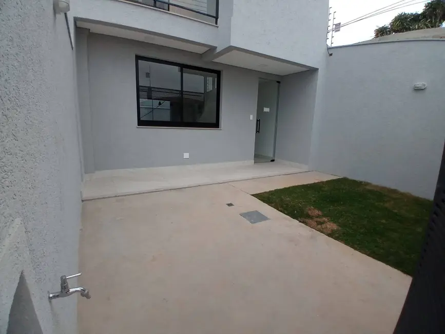 Foto 2 de Casa com 3 quartos à venda em Planalto, Belo Horizonte - MG