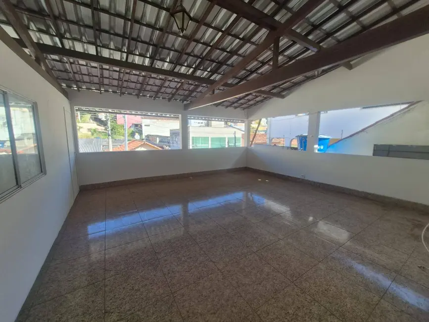 Foto 2 de Casa com 4 quartos para alugar, 180m2 em Cachoeirinha, Belo Horizonte - MG