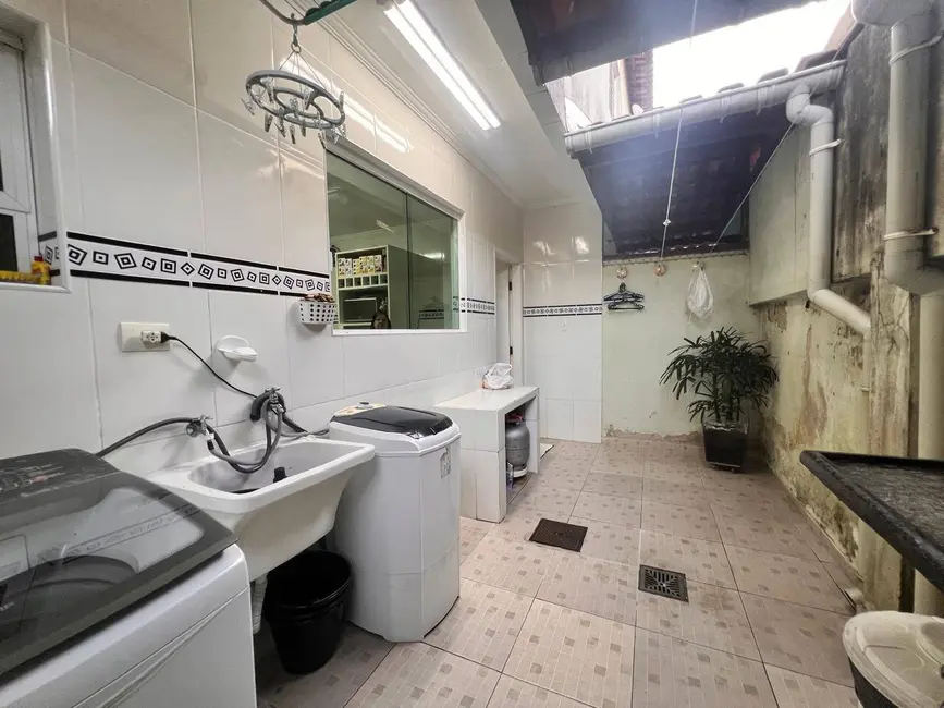 Foto 6 de Sobrado com 3 quartos à venda, 151m2 em Maracanã, Praia Grande - SP