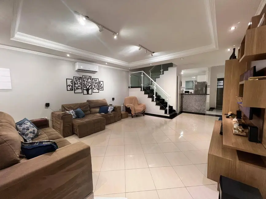 Foto 1 de Sobrado com 3 quartos à venda, 151m2 em Maracanã, Praia Grande - SP