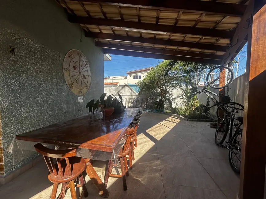 Casa com 3 quartos à venda, 202m2 em Praia das Palmeiras, Caraguatatuba - SP - imagem 5 Foto 5 de Casa com 3 quartos à venda, 202m2 em Praia das Palmeiras, Caraguatatuba - SP