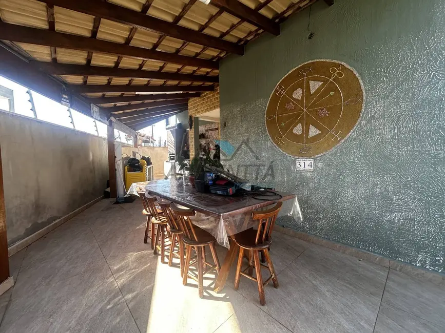 Casa com 3 quartos à venda, 202m2 em Praia das Palmeiras, Caraguatatuba - SP - imagem 2 Foto 2 de Casa com 3 quartos à venda, 202m2 em Praia das Palmeiras, Caraguatatuba - SP