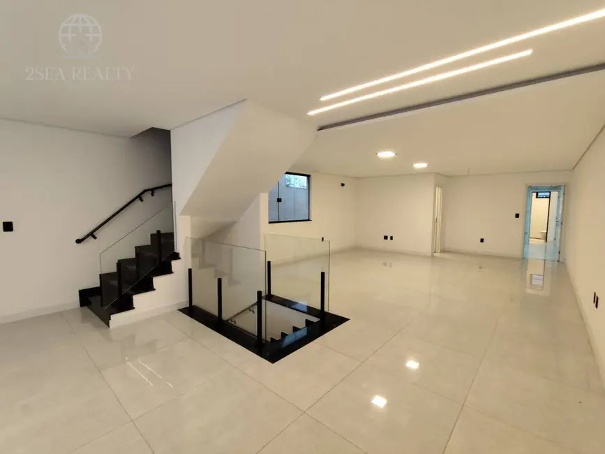 Foto 1 de Sobrado com 3 quartos à venda, 280m2 em Embaré, Santos - SP