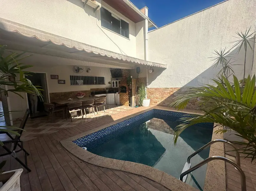 Casa com 5 quartos à venda em Cabo Frio - RJ - imagem 2 Foto 2 de Casa com 5 quartos à venda em Cabo Frio - RJ
