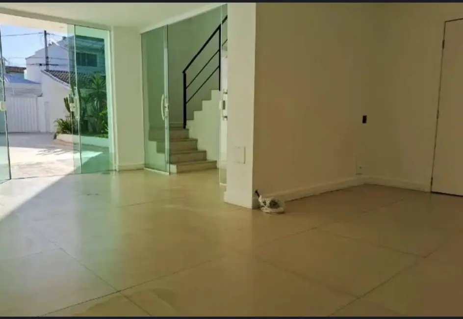 Casa de Condomínio com 3 quartos à venda em Ogiva, Cabo Frio - RJ - imagem 2 Foto 2 de Casa de Condomínio com 3 quartos à venda em Ogiva, Cabo Frio - RJ