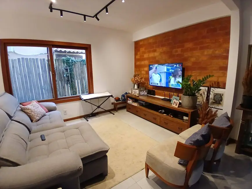 Foto 1 de Casa de Condomínio com 3 quartos à venda, 130m2 em Parque Burle, Cabo Frio - RJ