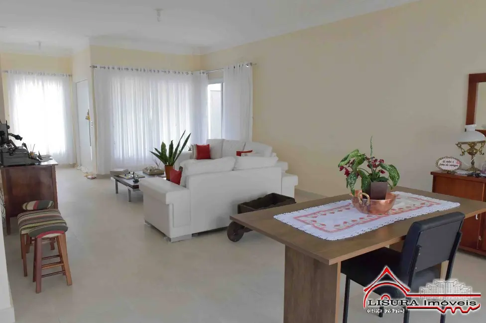 Casa de Condomínio com 3 quartos à venda, 400m2 em Jardim Califórnia, Jacarei - SP - imagem 3 Foto 3 de Casa de Condomínio com 3 quartos à venda, 400m2 em Jardim Califórnia, Jacarei - SP