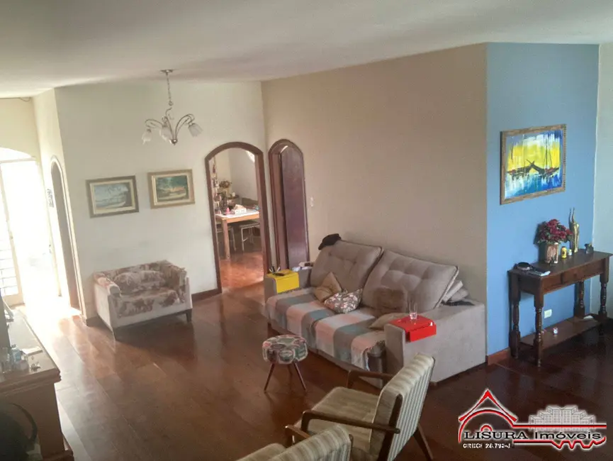 Casa com 3 quartos à venda, 266m2 em Jardim Siesta, Jacarei - SP - imagem 3 Foto 3 de Casa com 3 quartos à venda, 266m2 em Jardim Siesta, Jacarei - SP