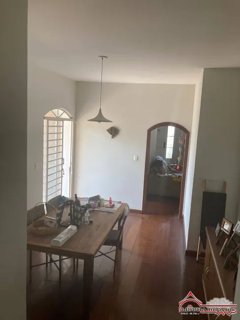 Casa com 3 quartos à venda, 266m2 em Jardim Siesta, Jacarei - SP - imagem 6 Foto 6 de Casa com 3 quartos à venda, 266m2 em Jardim Siesta, Jacarei - SP