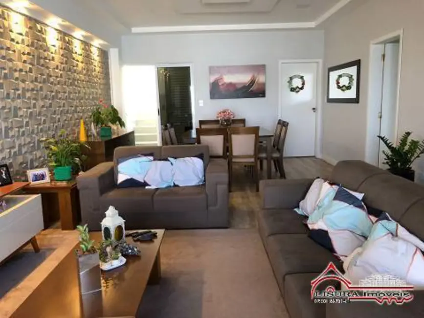 Casa com 5 quartos à venda, 250m2 em Jardim América, Jacarei - SP - imagem 3 Foto 3 de Casa com 5 quartos à venda, 250m2 em Jardim América, Jacarei - SP