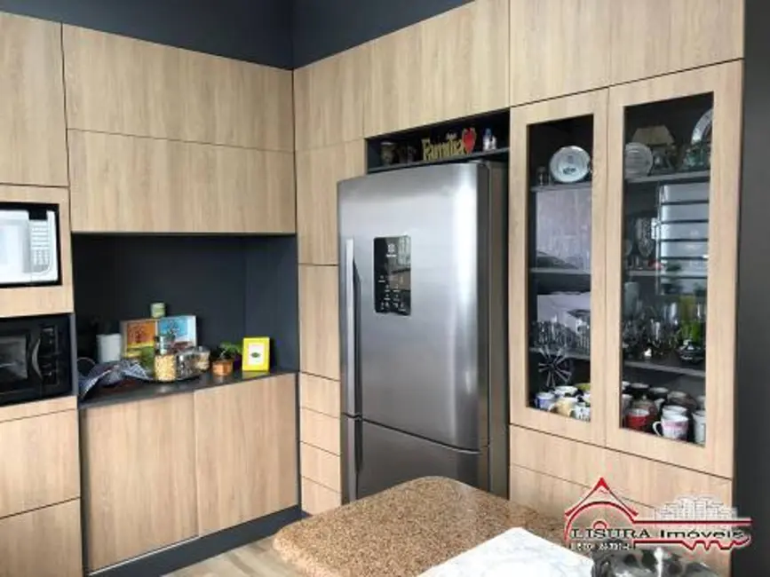 Casa com 5 quartos à venda, 250m2 em Jardim América, Jacarei - SP - imagem 5 Foto 5 de Casa com 5 quartos à venda, 250m2 em Jardim América, Jacarei - SP