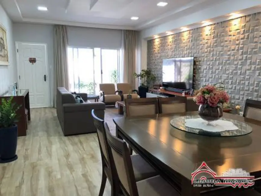 Casa com 5 quartos à venda, 250m2 em Jardim América, Jacarei - SP - imagem 4 Foto 4 de Casa com 5 quartos à venda, 250m2 em Jardim América, Jacarei - SP