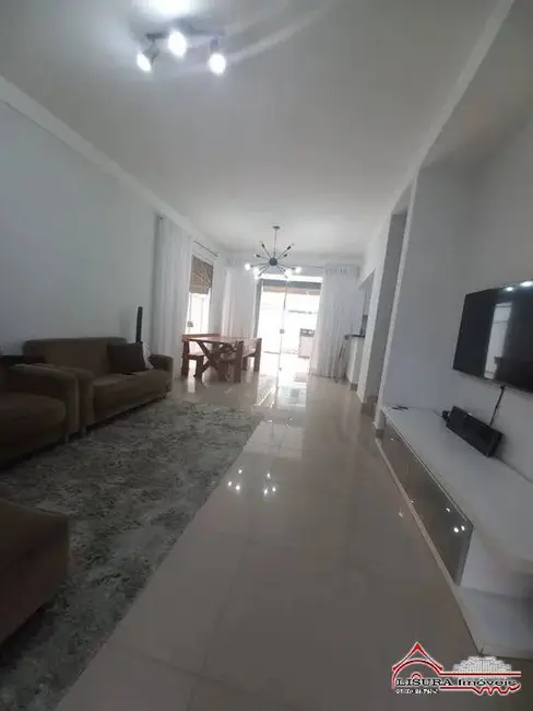 Foto 4 de Casa de Condomínio com 3 quartos à venda, 250m2 em Parque Califórnia, Jacarei - SP