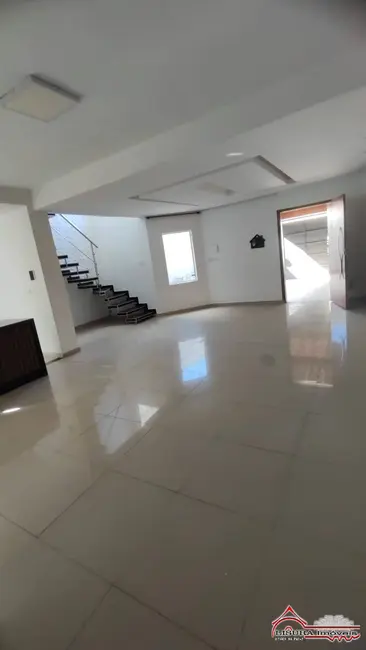 Foto 2 de Casa com 4 quartos para alugar, 160m2 em Loteamento Villa Branca, Jacarei - SP