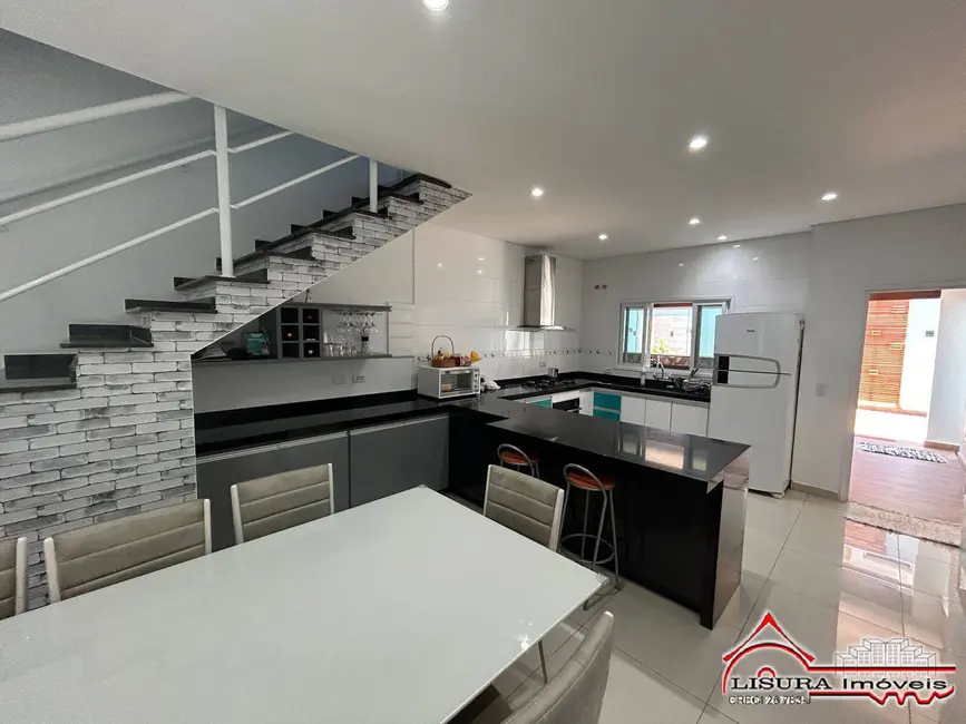 Casa de Condomínio com 3 quartos à venda, 190m2 em Jardim Jacinto, Jacarei - SP - imagem 3 Foto 3 de Casa de Condomínio com 3 quartos à venda, 190m2 em Jardim Jacinto, Jacarei - SP