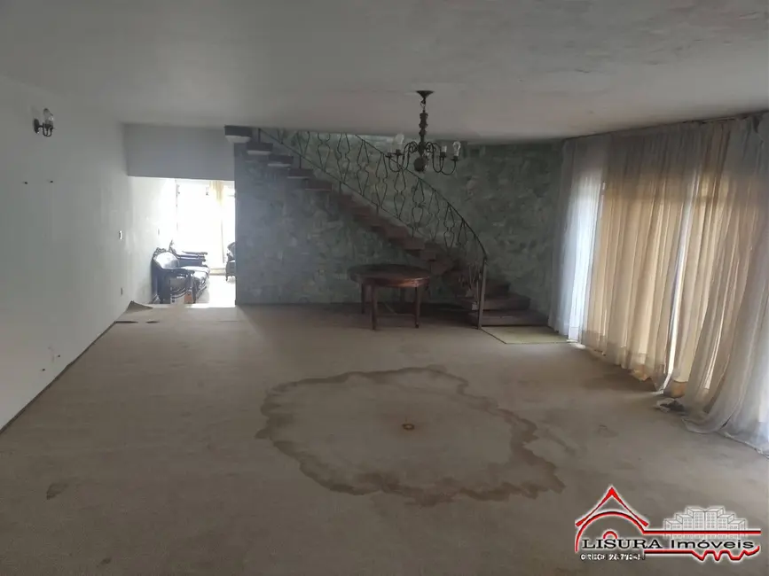 Casa com 3 quartos para alugar, 295m2 em Centro, Jacarei - SP - imagem 6 Foto 6 de Casa com 3 quartos para alugar, 295m2 em Centro, Jacarei - SP