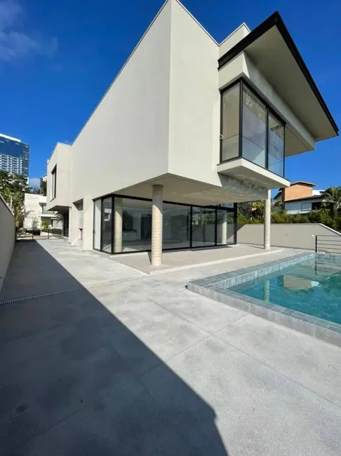 Foto 3 de Casa com 5 quartos para alugar, 1042m2 em Barueri - SP