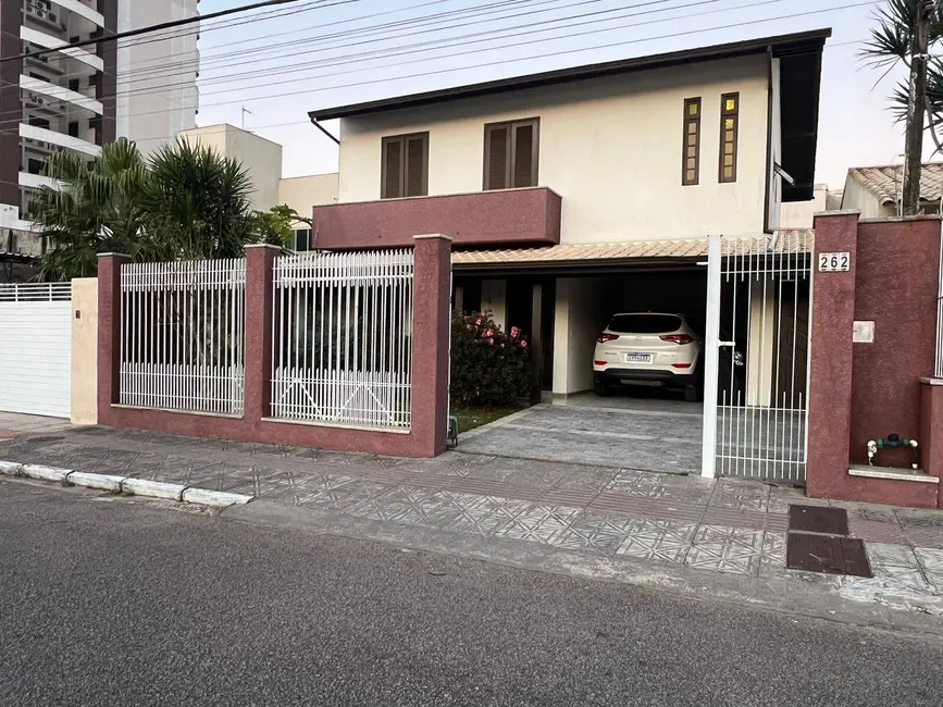 Foto 1 de Casa com 4 quartos à venda, 240m2 em Balneário, Florianopolis - SC