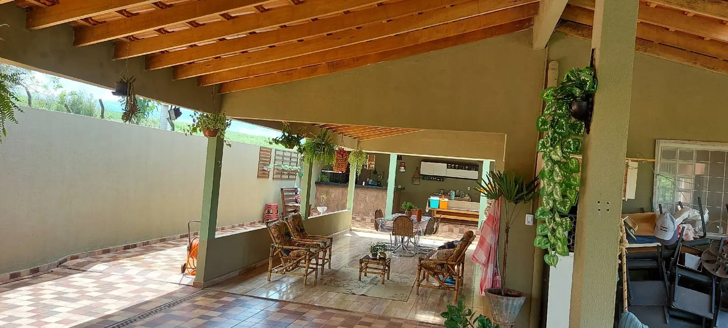 Chácara com 2 quartos à venda, 1774m2 em Área Rural de Londrina, Londrina - PR - imagem 6 Foto 6 de Chácara com 2 quartos à venda, 1774m2 em Área Rural de Londrina, Londrina - PR