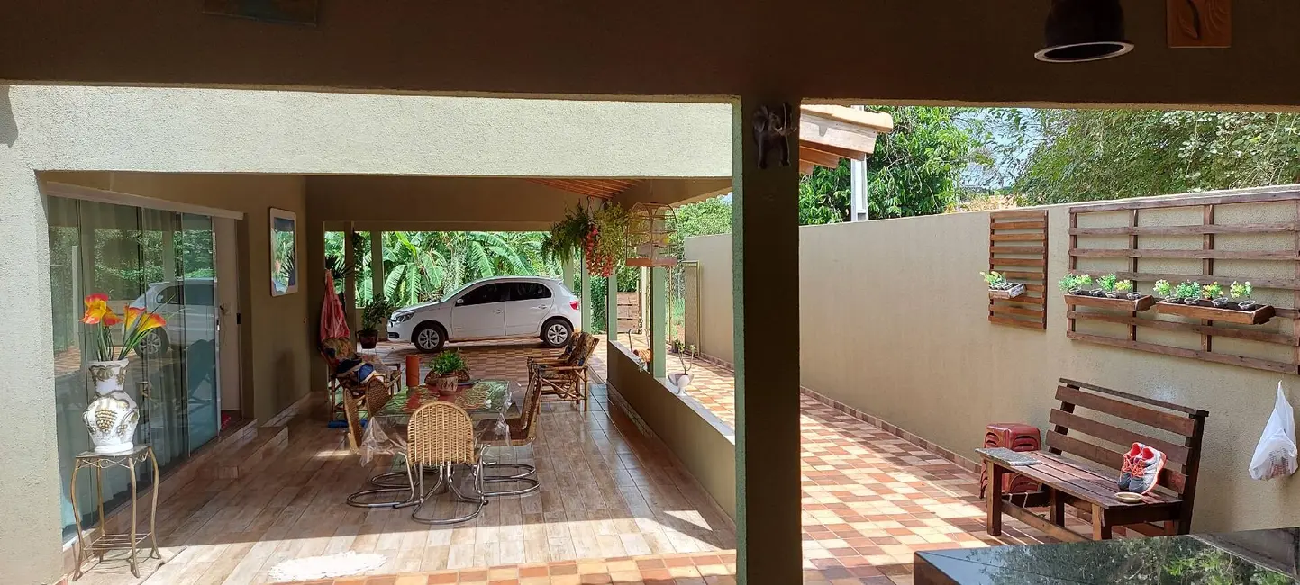 Chácara com 2 quartos à venda, 1774m2 em Área Rural de Londrina, Londrina - PR - imagem 4 Foto 4 de Chácara com 2 quartos à venda, 1774m2 em Área Rural de Londrina, Londrina - PR