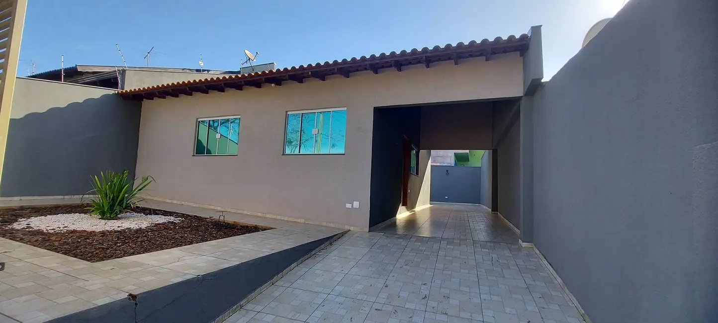 Casa com 3 quartos à venda, 200m2 em Pacaembu, Londrina - PR - imagem 1 Foto 1 de Casa com 3 quartos à venda, 200m2 em Pacaembu, Londrina - PR