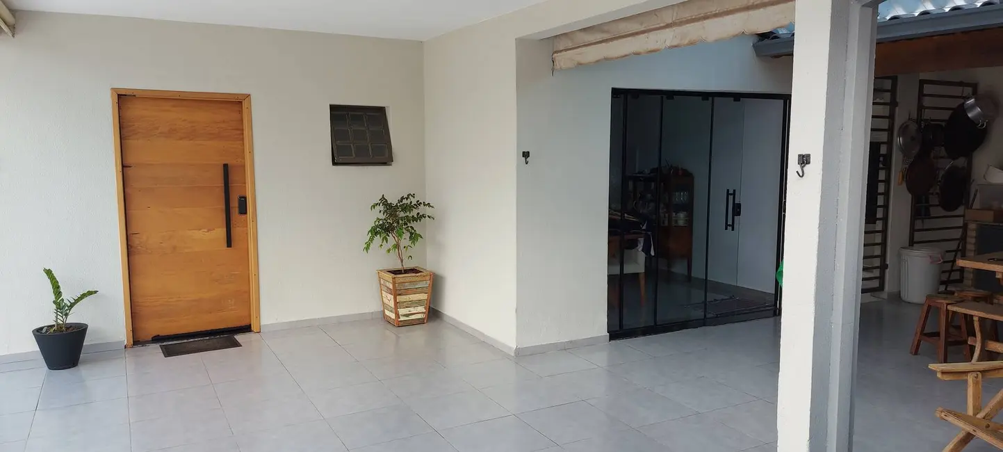 Sobrado com 3 quartos à venda, 207m2 em Londrina - PR - imagem 4 Foto 4 de Sobrado com 3 quartos à venda, 207m2 em Londrina - PR