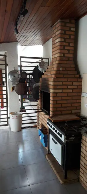 Sobrado com 3 quartos à venda, 207m2 em Londrina - PR - imagem 5 Foto 5 de Sobrado com 3 quartos à venda, 207m2 em Londrina - PR