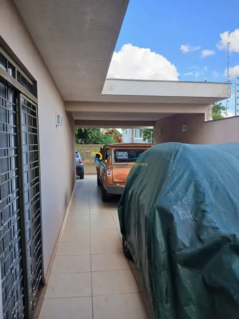 Casa com 4 quartos à venda, 435m2 em Caravelle, Londrina - PR - imagem 2 Foto 2 de Casa com 4 quartos à venda, 435m2 em Caravelle, Londrina - PR