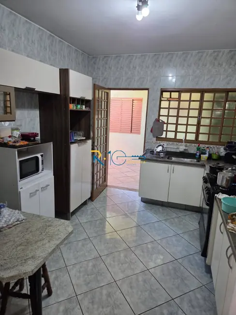 Casa com 4 quartos à venda, 330m2 em Parque Residencial Joaquim Toledo Piza, Londrina - PR - imagem 8 Foto 8 de Casa com 4 quartos à venda, 330m2 em Parque Residencial Joaquim Toledo Piza, Londrina - PR