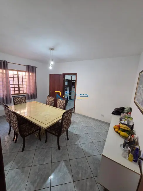 Casa com 4 quartos à venda, 330m2 em Parque Residencial Joaquim Toledo Piza, Londrina - PR - imagem 7 Foto 7 de Casa com 4 quartos à venda, 330m2 em Parque Residencial Joaquim Toledo Piza, Londrina - PR