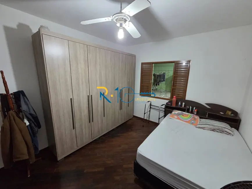 Casa com 4 quartos à venda, 330m2 em Parque Residencial Joaquim Toledo Piza, Londrina - PR - imagem 9 Foto 9 de Casa com 4 quartos à venda, 330m2 em Parque Residencial Joaquim Toledo Piza, Londrina - PR