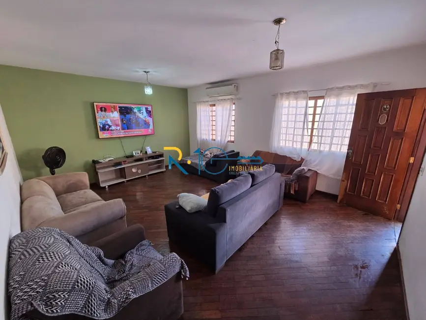 Casa com 4 quartos à venda, 330m2 em Parque Residencial Joaquim Toledo Piza, Londrina - PR - imagem 4 Foto 4 de Casa com 4 quartos à venda, 330m2 em Parque Residencial Joaquim Toledo Piza, Londrina - PR