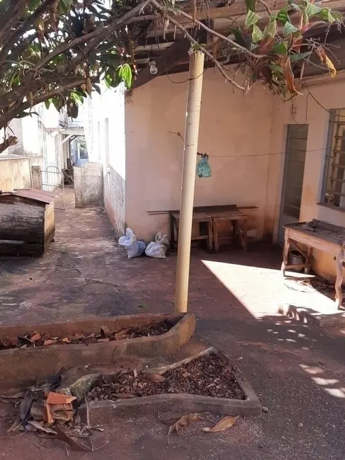 Casa com 3 quartos à venda, 415m2 em Centro, Londrina - PR - imagem 4 Foto 4 de Casa com 3 quartos à venda, 415m2 em Centro, Londrina - PR