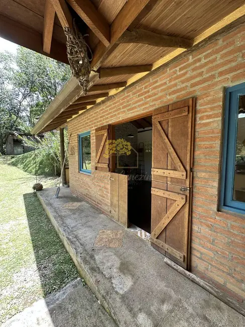 Foto 2 de Sítio / Rancho com 4 quartos à venda e para alugar, 140m2 em Sao Jose Dos Campos - SP
