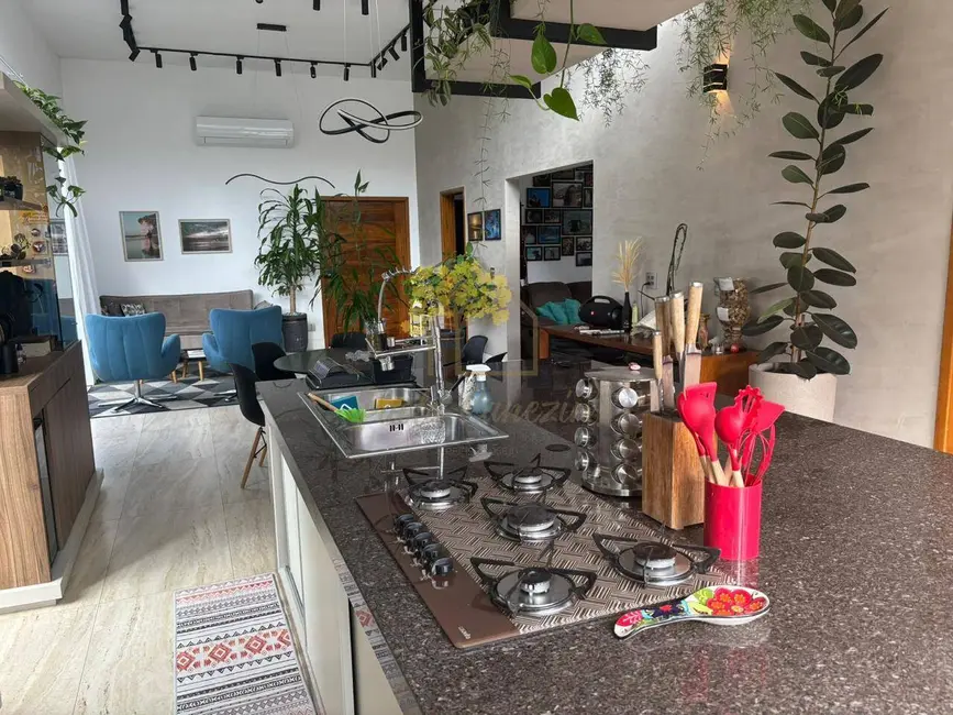 Casa com 3 quartos para alugar, 500m2 em Loteamento Villa Branca, Jacarei - SP - imagem 4 Foto 4 de Casa com 3 quartos para alugar, 500m2 em Loteamento Villa Branca, Jacarei - SP