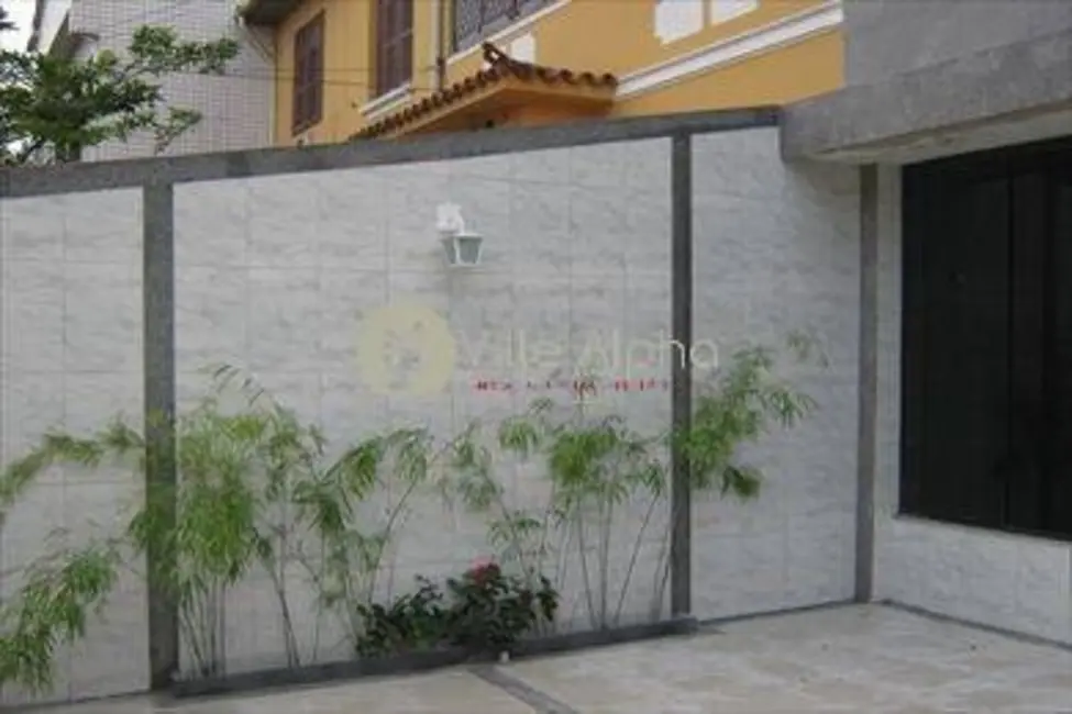 Casa com 4 quartos à venda e para alugar, 260m2 em Gonzaga, Santos - SP - imagem 4 Foto 4 de Casa com 4 quartos à venda e para alugar, 260m2 em Gonzaga, Santos - SP