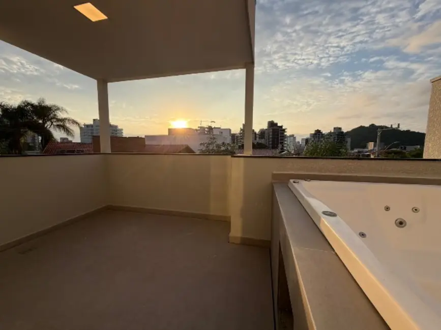 Foto 2 de Casa com 3 quartos à venda e para alugar, 200m2 em Praia dos Amores, Balneario Camboriu - SC