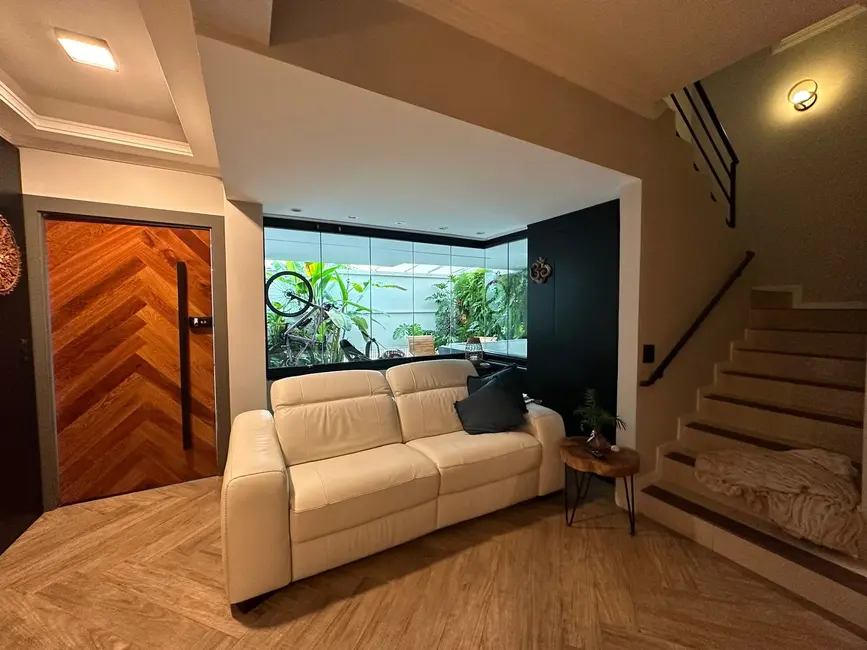 Casa com 3 quartos à venda, 200m2 em Praia dos Amores, Balneario Camboriu - SC - imagem 7 Foto 7 de Casa com 3 quartos à venda, 200m2 em Praia dos Amores, Balneario Camboriu - SC