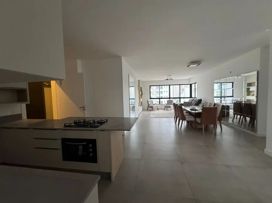 Apartamento com 3 quartos à venda, 136m2 em Centro, Balneario Camboriu - SC - imagem 4 Foto 4 de Apartamento com 3 quartos à venda, 136m2 em Centro, Balneario Camboriu - SC