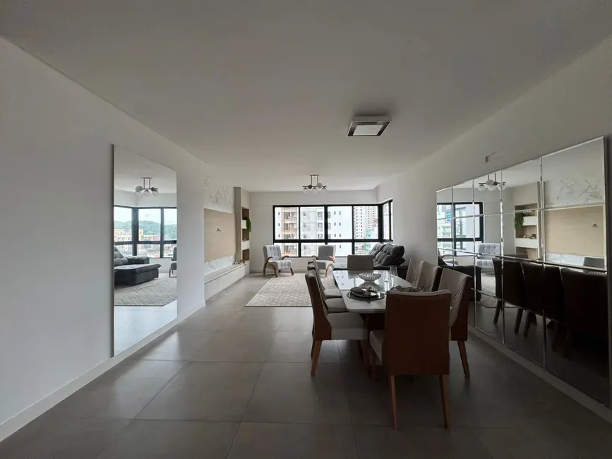 Apartamento com 3 quartos à venda, 136m2 em Centro, Balneario Camboriu - SC - imagem 3 Foto 3 de Apartamento com 3 quartos à venda, 136m2 em Centro, Balneario Camboriu - SC