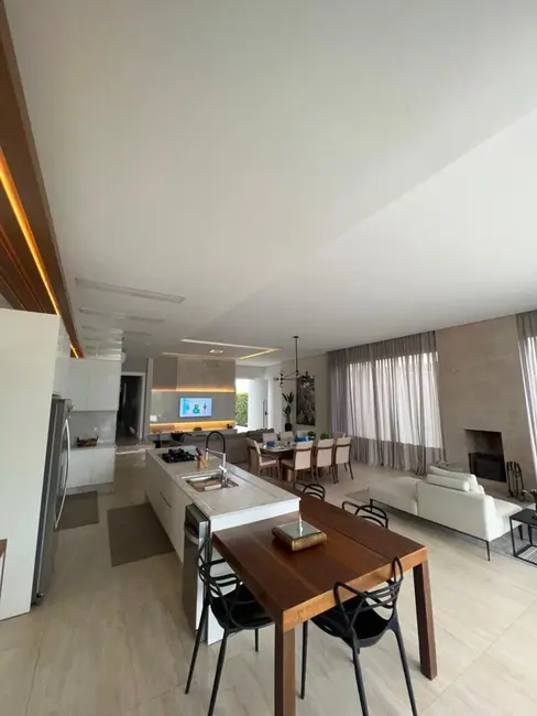 Casa de Condomínio com 4 quartos à venda, 300m2 em Centro, Camboriu - SC - imagem 5 Foto 5 de Casa de Condomínio com 4 quartos à venda, 300m2 em Centro, Camboriu - SC