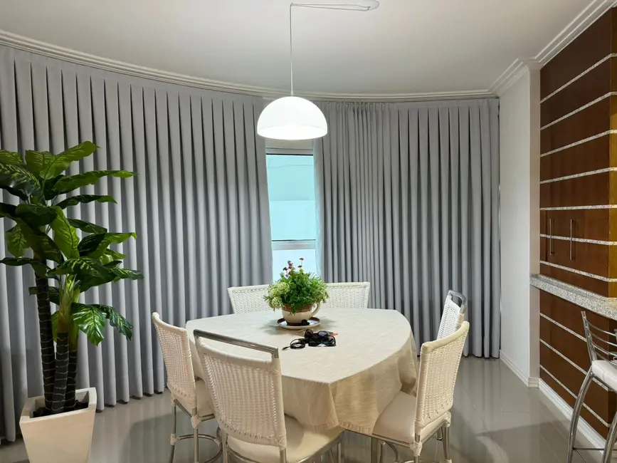 Apartamento com 3 quartos à venda, 136m2 em Centro, Balneario Camboriu - SC - imagem 4 Foto 4 de Apartamento com 3 quartos à venda, 136m2 em Centro, Balneario Camboriu - SC