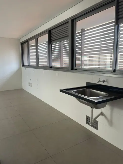 Apartamento com 3 quartos à venda, 323m2 em Londrina - PR - imagem 5 Foto 5 de Apartamento com 3 quartos à venda, 323m2 em Londrina - PR